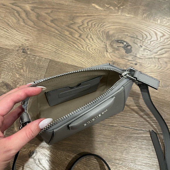 Givency Nano Antigona Bag - Picture 4 of 5